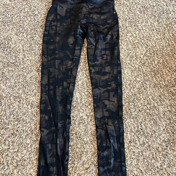 Spanx faux leather camo print full-length leggings size small - Picture 2 of 4